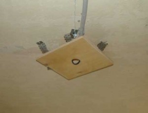 крепление светильников на натяжной потолок