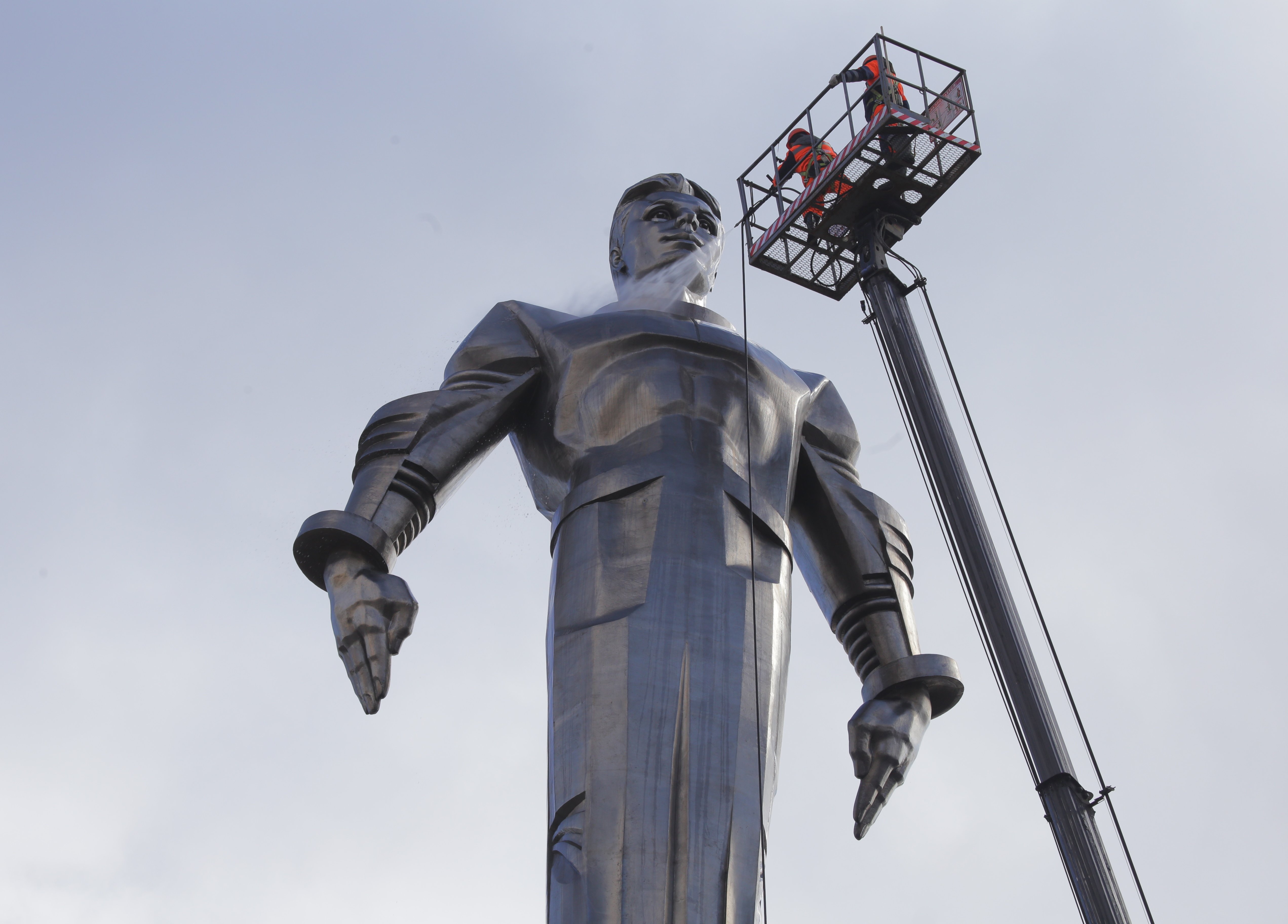 Статуя Гагарина в Москве на Ленинском проспекте