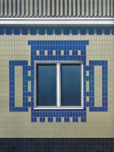 Фрагменты фасадов панельных домов, облицованных керамической плиткой