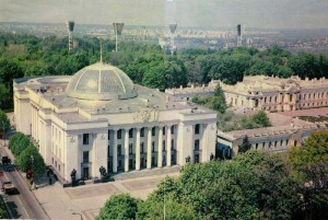 Здание Верховного Совета УССР. Сооружено в 1939 году по проекту архитектора В. И. Заболотного. Здесь работает высший орган государственной власти и единственный, законодательный орган республики.