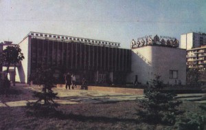 Открыт в 1981 году на жилом Лесном массиве. Архитектор П. Ф. Петрушенко.