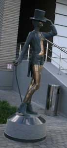Статуя у клуба Премио