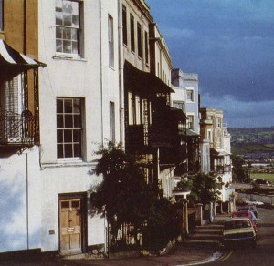 Клифтон, со своими приятными домами, построенными в начале XIX века, является популярным жилым районом