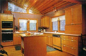 Кухня: полы из дерева твердой породы, мебель из красного дерева, отделанные кедром потолки и окна до конька крыши создают неповторимый уют