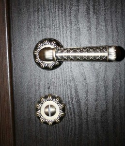Дверная ручка и замочная накладка с резным орнаментам