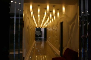 Цилиндровые светильники поддержаны подсветкой вдоль стен по полу.