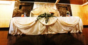 Украшенный свадебный стол