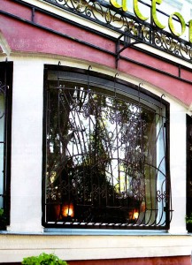 крепление вывески.