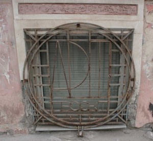 Декоративная  решетка на квадратное окно может быть и круглой.