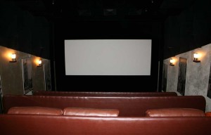 Небольшой кинотеатр с дорогими кожаными креслами.