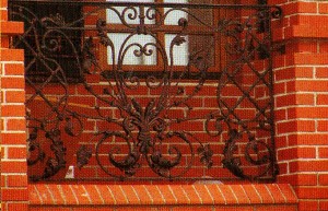 Кирпичная кладка и кованная решетка