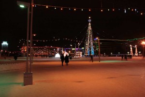 Новогодняя панорама украшенной площади. Вид на Бизнес-центр 