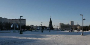 Панорама площади Азатлык в Набережных Челнах на которой каждый год проходит главная городская «Новогодняя ёлка» и новогодние торжества