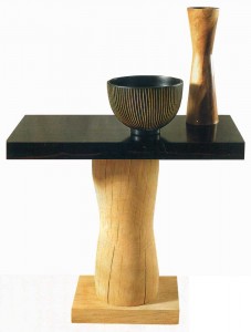 Столик Maui, столешница которого сделана из эбенового дерева