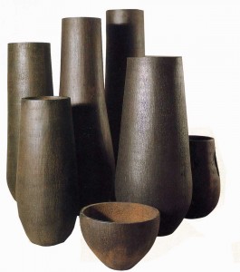 Огромные кувшины, сделанные из черной древесины пальмы пальмира