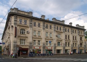 Доходный дом хлеботорговца Ф.C Рахманова. Построен в 1898-1899 годах. Архитектор Дриттенпрейсом. В Москве это был один из первых домов в стиле модерн.