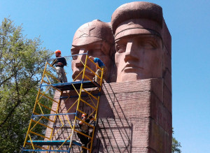 В Киеве снесли памятник