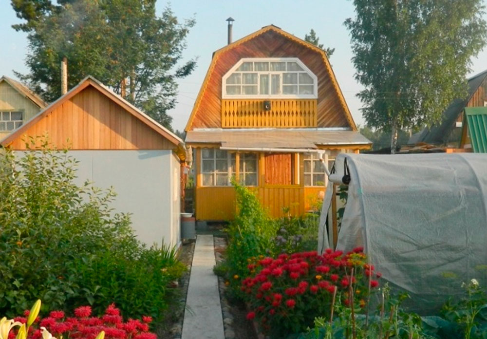 Дом в коллективном саду. Дачные домик в садоводсве. Домик с огородом. Дачный домик с огородом. Огород на даче.
