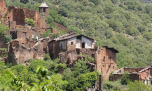 Молодой архитектор восстанавливает заброшенную деревню в Пиренеях