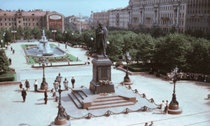 Пушкинской площади закрыт на реставрацию
