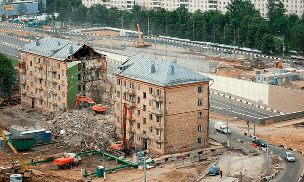 Дома которые снесут до 2030 года москва. Первая снесенная пятиэтажка в Москве. В Москве сносят хрущевки. Реконструкция хрущевок. Хрущевки стройка.