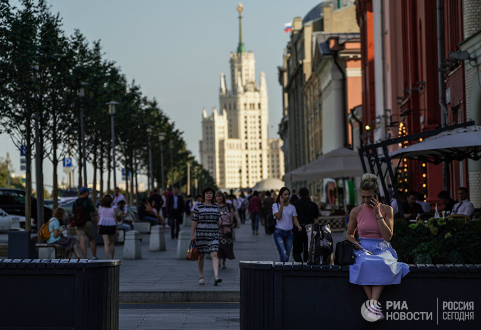 Измени москву. Городское население в Москве. Население Москвы фото. Москва реальное население. Население Москвы женщины.