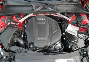 Den Zweiliter-Motor gibt es auch als reinen Benziner, im g-tron kann bivalent er Erdgas und Benzin verbrennen.