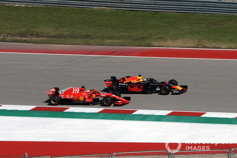 Daniel Ricciardo, Red Bull Racing RB14 and Sebastian Vettel, Ferrari SF71H battle 