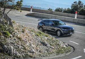 mid Paris - Die Blicke der Passanten sind einem überall gewiss. Ein Maserati wie das SUV Levante ist eben nicht nur ein Auto. Er ist ein Stück Lebensart.