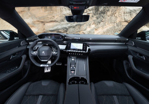 mid Lissabon - Kleines Lenkrad, digitales Cockpit, großer Touchscreen: die Armaturen des Peugeot 508 SW.