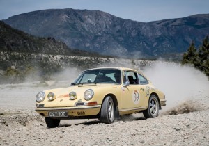 „Rally the Globe“-Gründungsmitglieder Gavin und Diana Henderson mit ihrem 1965er Porsche 911.