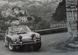 Bilder vergangener Triumphe: Herbert Linge erreichte Platz 5 im Porsche 911 (901) auf der Rallye Monte Carlo 1965.