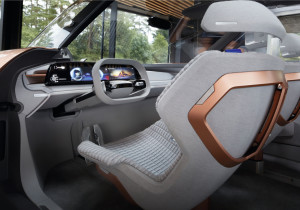 Im Konzeptauto Renault Symbioz soll der Fahrer in virtuelle Welten eintauchen, ohne den Überblick zu verlieren.