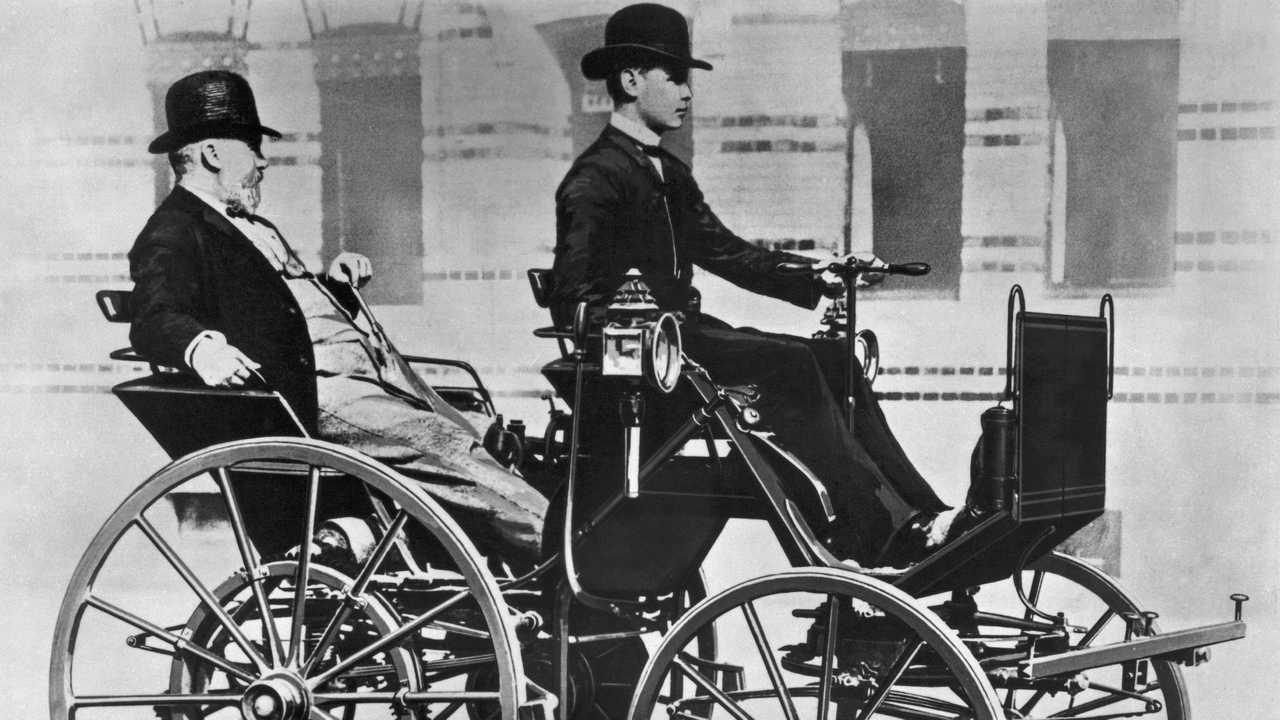 Gottlieb Daimler in seiner Motorkutsche von 1886
