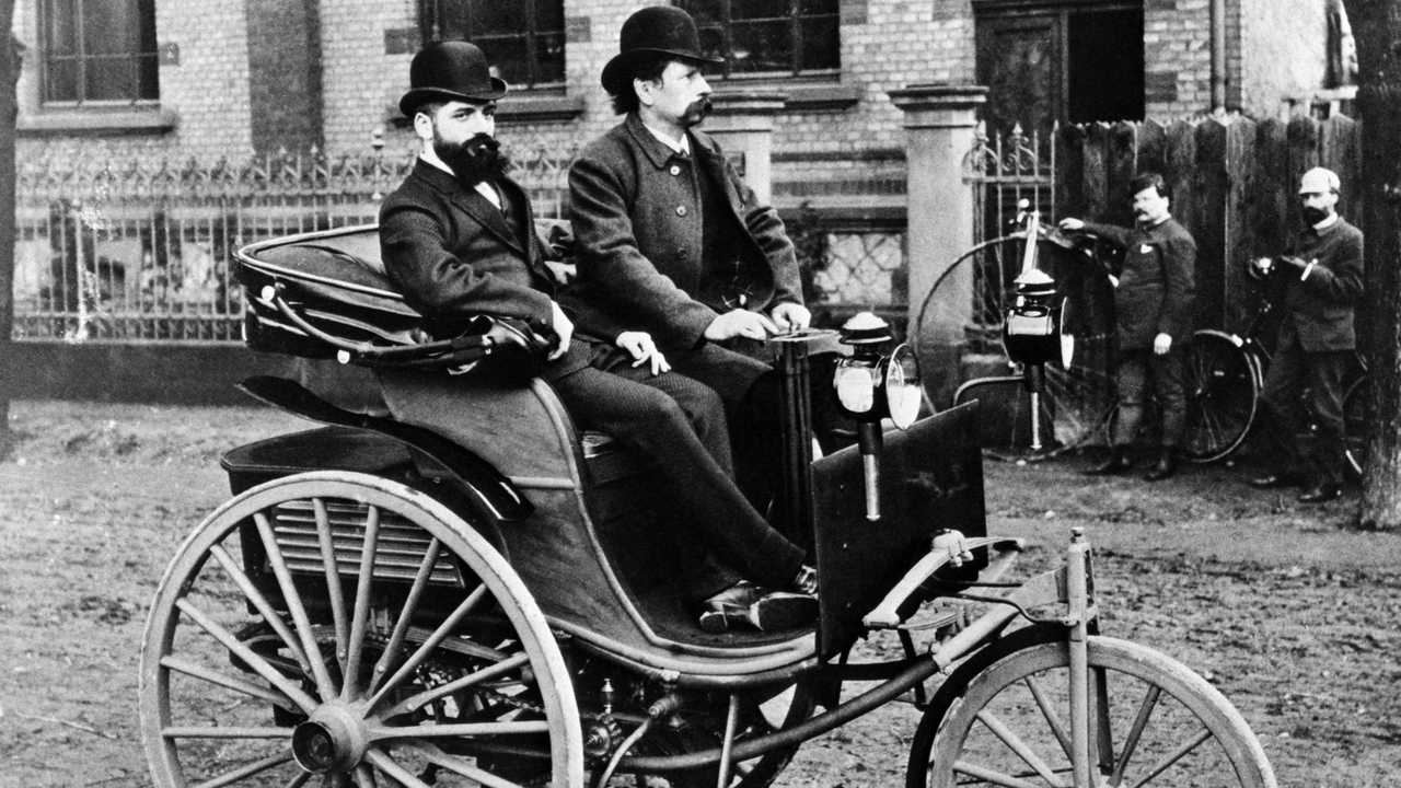 Carl Benz auf der Serienausführung seines Patent-Motorwagens