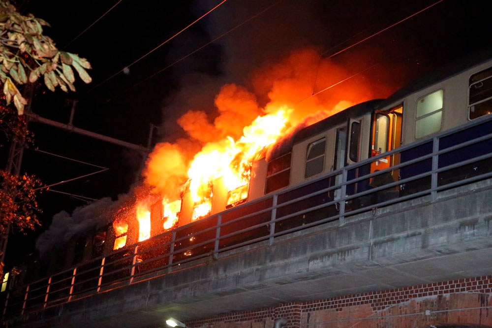 При пожаре в вагоне поезда. Горящий поезд. Поезд в огне.