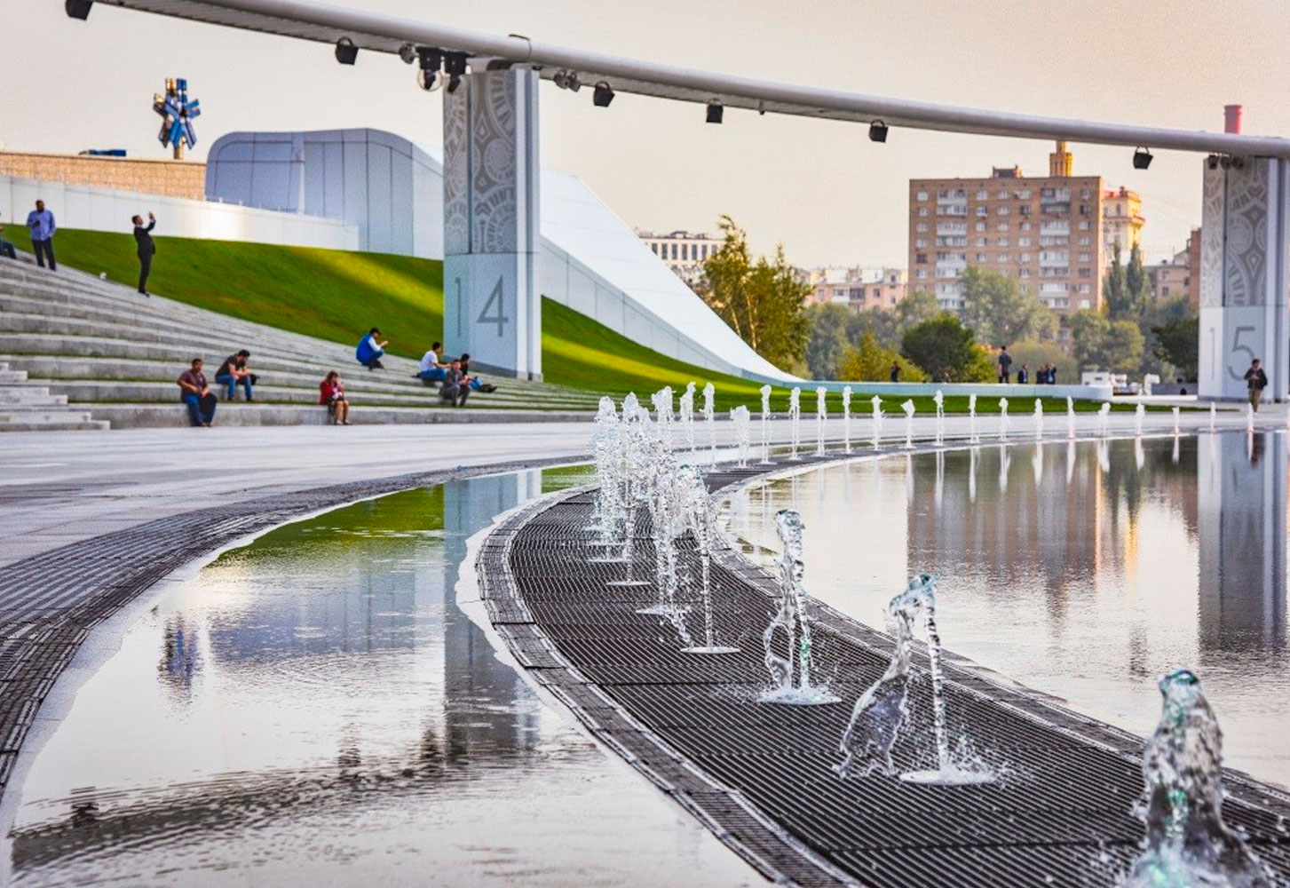 Объекте 2019. Городская площадь Москва Сити. Амфитеатр Москва Сити. Москва Сити сквер. Городская площадь Москва Сити фонтан.