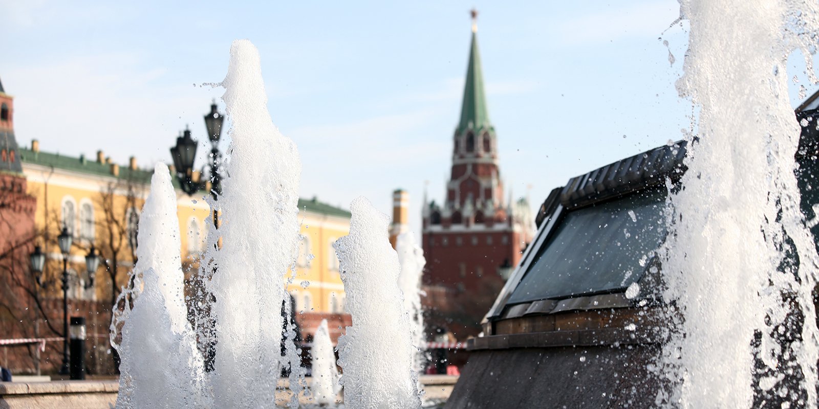 Москва река протекла. Фонтан на Манежной площади в Москве. Река Неглинка. Набережная Яузы в Москве фото.