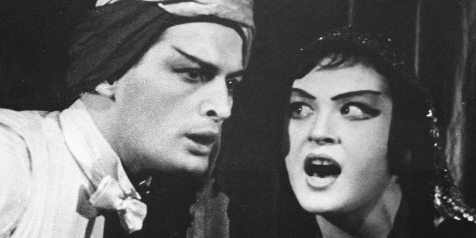 Василий Лановой в роли Калафа и Людмила Максакова в роли Адельмы в спектакле «Принцесса Турандот». 1963 год