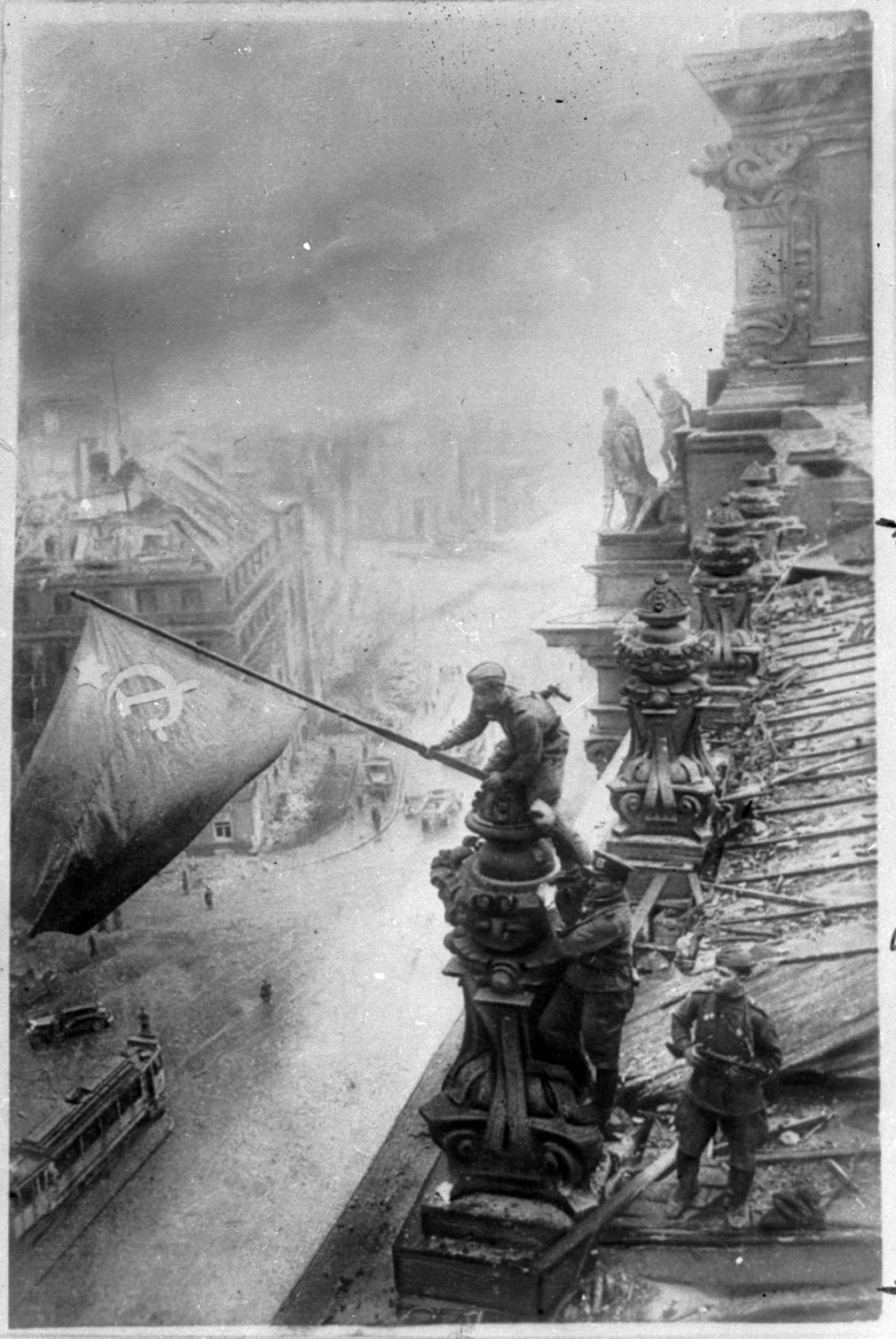 Знамя Победы над Рейхстагом. Автор Е. Халдей. 1945 год. Главархив Москвы