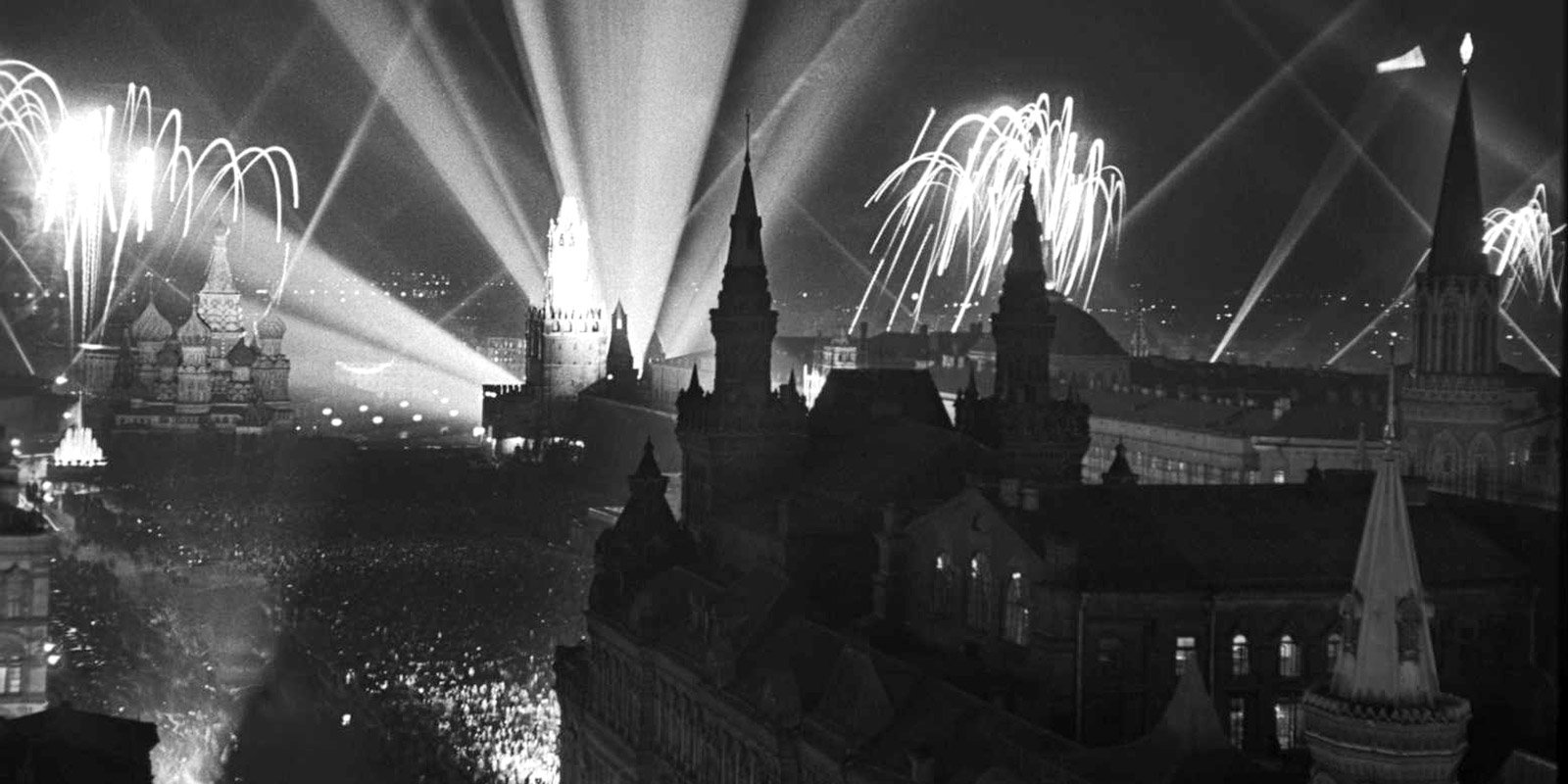 Салют в честь Дня Победы на Красной площади. Автор Л. Доренский. 9 мая 1945 года. Главархив Москвы