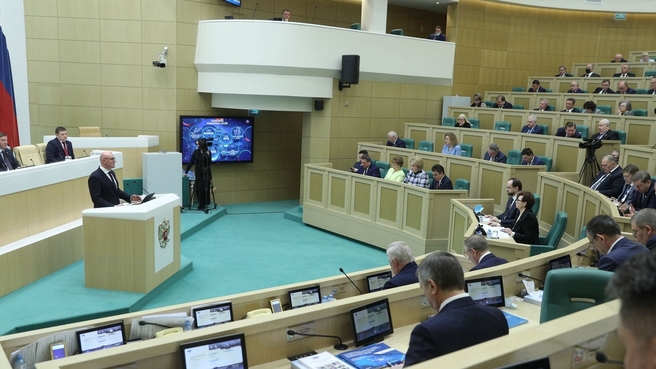 Дмитрий Чернышенко во время выступления на заседании Совета Федерации в рамках правительственного часа