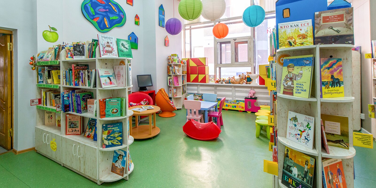 Детский клуб в библиотеке. Детская библиотека Гайдара Москва. Игровая зона для детей в библиотеке. Игровая комната для детей в библиотеке. Детский отдел в библиотеке.