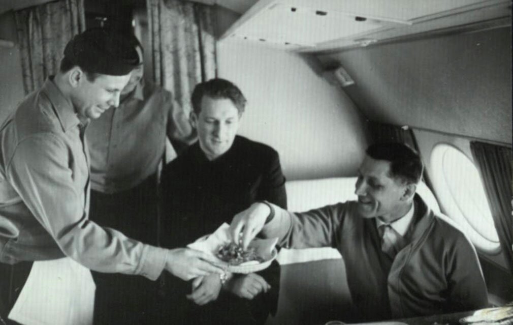 Юрий Гагарин на борту самолета. 1964 год. Дар музею генерал-майора авиации Николая Кузнецова