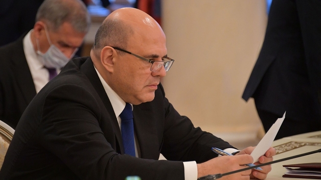 Ммихаил Мишустин во время подписания документов по итогам заседания Евразийского межправительственного совета
