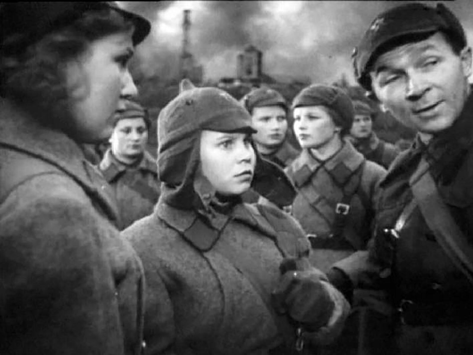 Кадр из фильма «Подруги, на фронт!». Режиссер В. Эйсымонт . 1941 год
