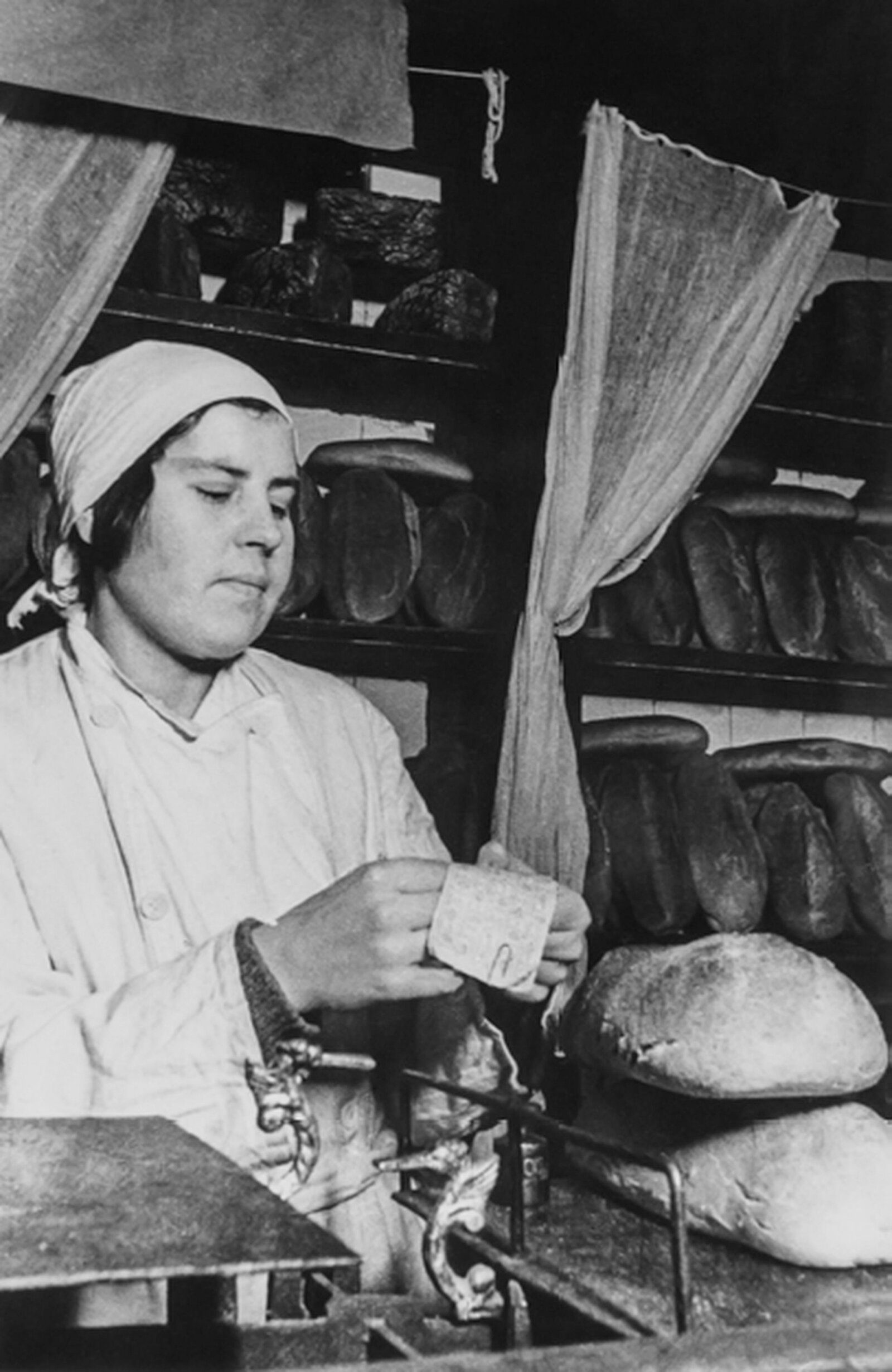 Выдача хлеба по карточкам в московской булочной. Фото Я. Халипа. 1943 год. Главархив Москвы