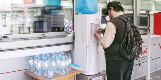 На московских вокзалах до пятницы будут раздавать бесплатную воду из-за жары