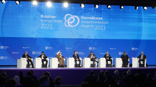 Александр Новак принял участие в мероприятиях второго дня международного форума «Российская энергетическая неделя»