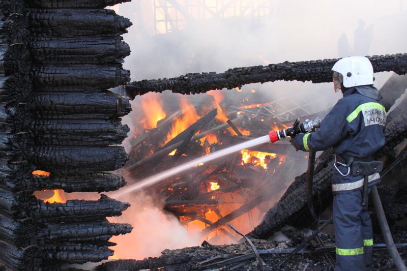Во Владивостоке сгорела деревянная баня
